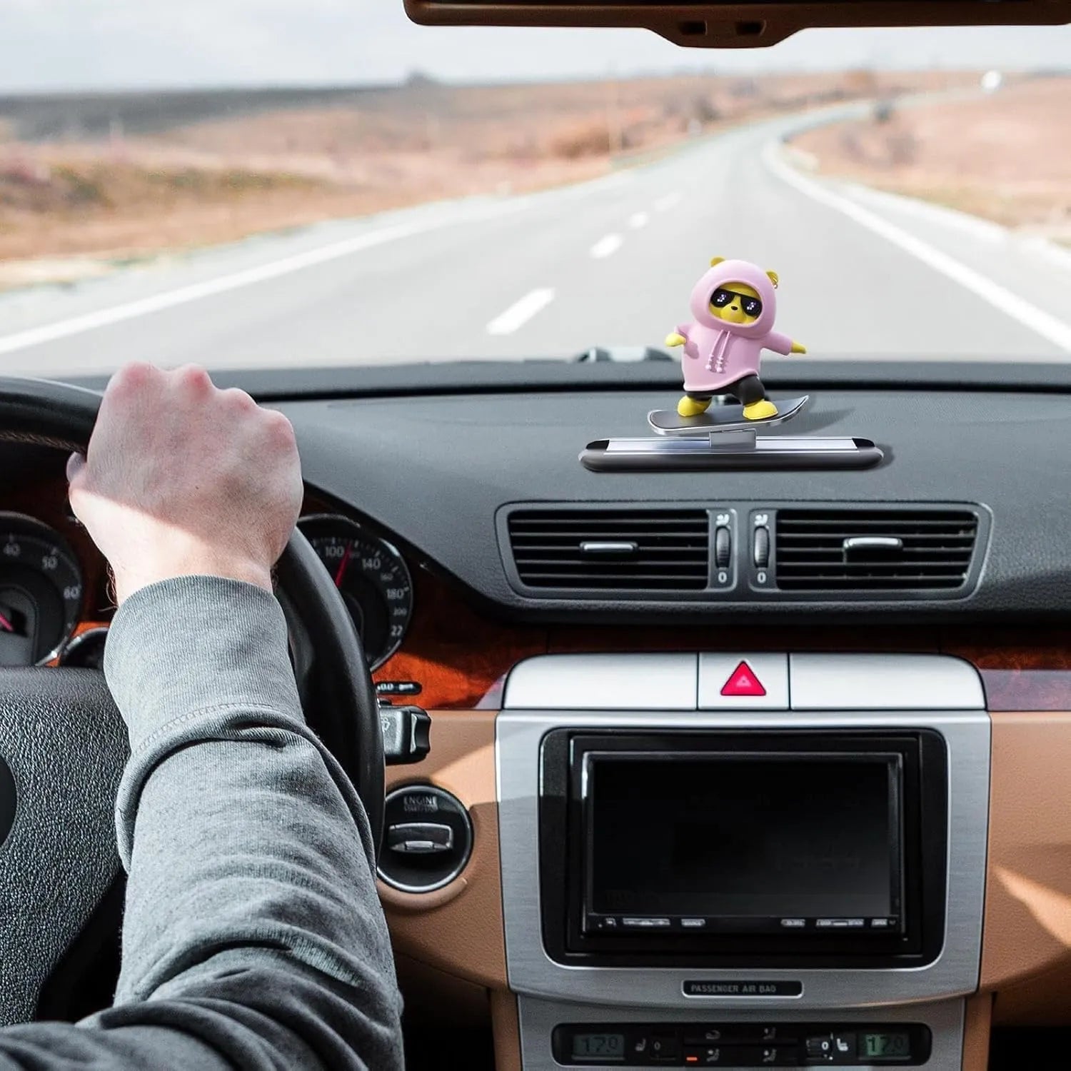 Sliding Bear Dashboard Toy – Wind-Up Skateboard Animal Figurine for Car Decor, Home Shelf & Desk Fun – No Battery Motion Ornament